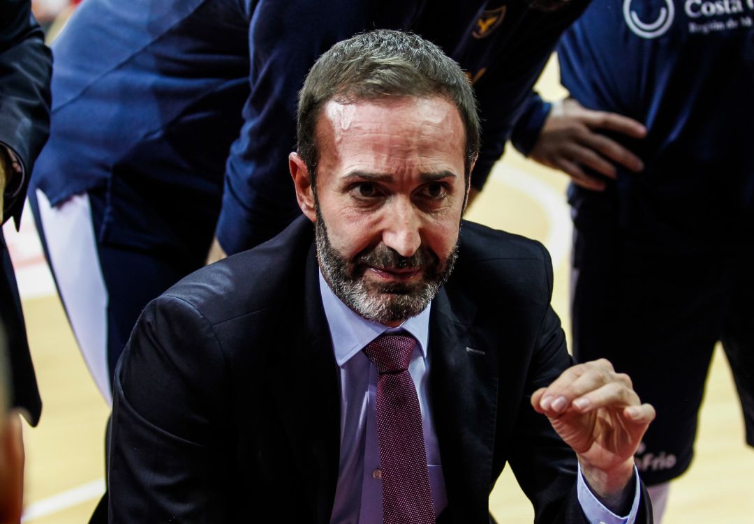 Sito Alonso dando instrucciones al equipo durante el partido ante Casademont Zaragoza Sito Alonso dando instrucciones al equipo durante el partido ante Casademont Zaragoza