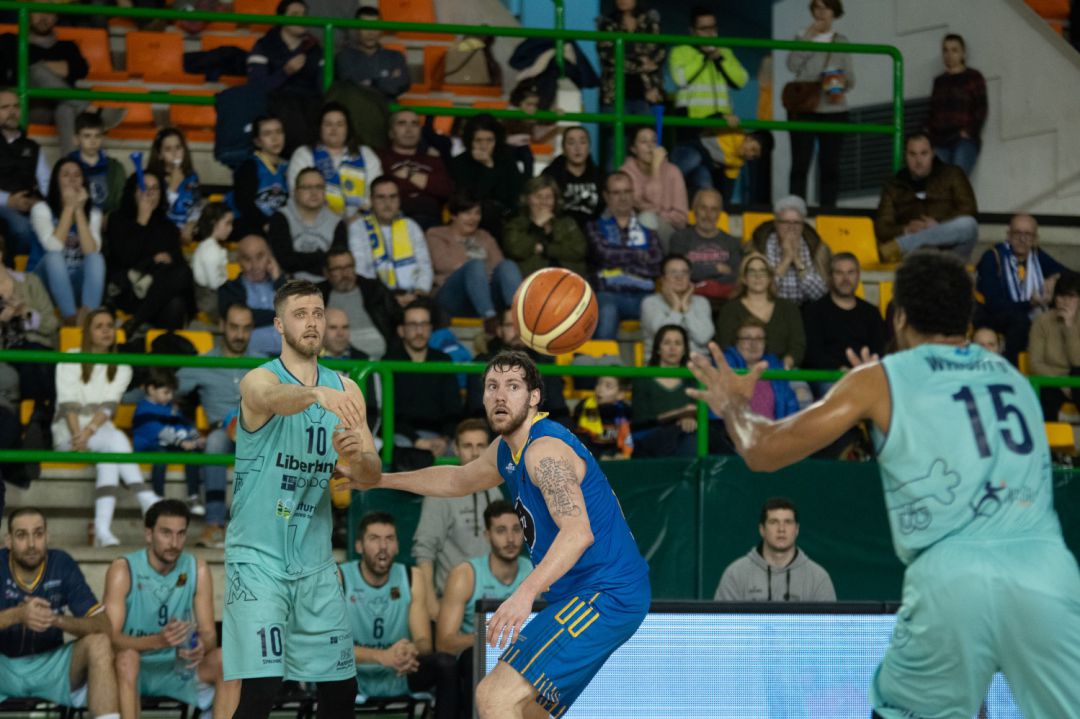 El COB cayó en la tarde de este sábado en el Pazo, frente al Oviedo 65-72. El COB cayó en la tarde de este sábado en el Pazo, frente al Oviedo 65-72.