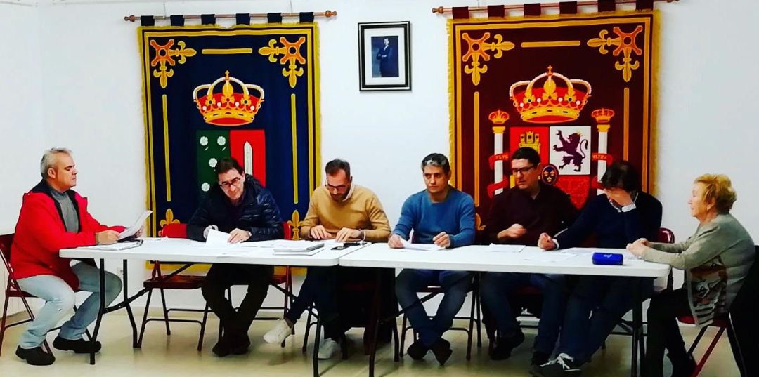 Imagen del pleno celebrado en el Ayuntamiento de la localidad, donde se votó a favor de la moción por la autonomía leonesa. En la imagen, el concejal del PP (de rojo), lee la polémica moción Imagen del pleno celebrado en el Ayuntamiento de la localidad, donde se votó a favor de la moción por la autonomía leonesa. En la imagen, el concejal del PP (de rojo), lee la polémica moción