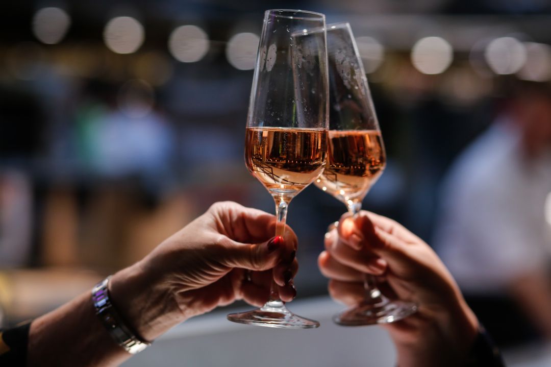 Brindis con vino Brindis con vino