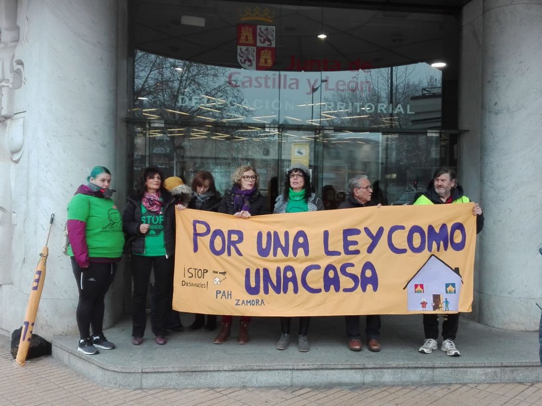 Concentración de la PAH ante la Delegación Territorial de la Junta de Castilla y León para exigir una solución para la madre con 2 hijos víctima de violencia de género Concentración de la PAH ante la Delegación Territorial de la Junta de Castilla y León para exigir una solución para la madre con 2 hijos víctima de violencia de género