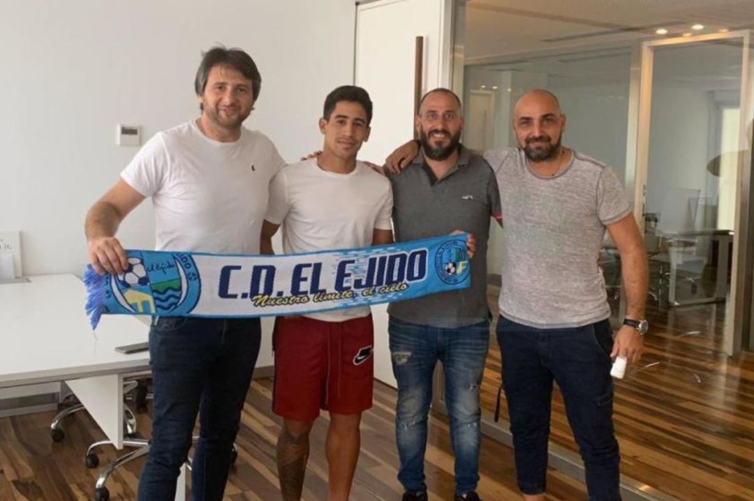 El nuevo jugador celeste con la bufanda del club. El nuevo jugador celeste con la bufanda del club.