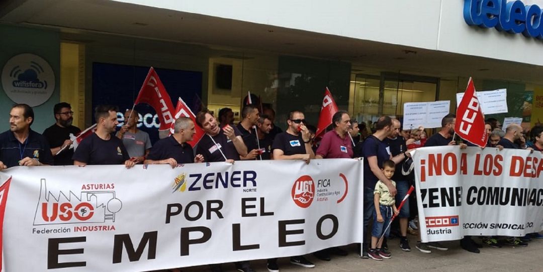 Concentración llevada a cabo por los trabajadores a las puertas de Telecable. Concentración llevada a cabo por los trabajadores a las puertas de Telecable.