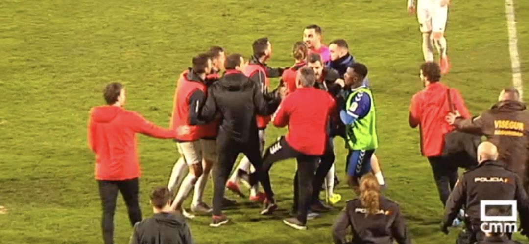 Captura del momento en el que un miembro del banquillo local lanza una patada al entrenador del Dépor, José Luis Acciari. Captura del momento en el que un miembro del banquillo local lanza una patada al entrenador del Dépor, José Luis Acciari.