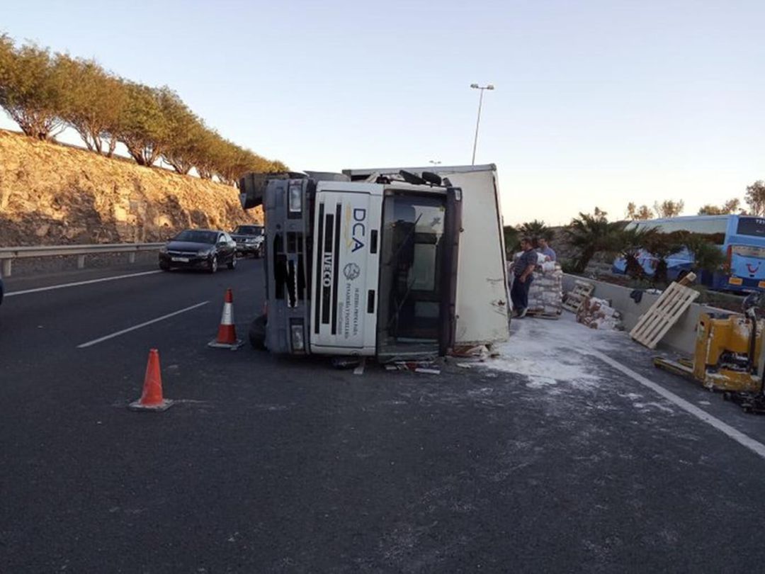 Camión accidentado en la GC-1 Camión accidentado en la GC-1