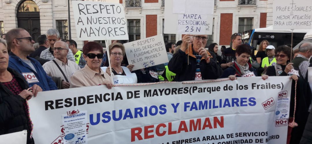 Los familiares de la Residencia de Los Frailes se han manifestado varias veces para reclamar la cancelación del contrato con Aralia Los familiares de la Residencia de Los Frailes se han manifestado varias veces para reclamar la cancelación del contrato con Aralia