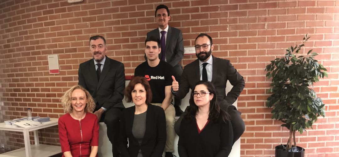 El consejero de Economía, con el pulgar en alto, durante su visita a Getafe El consejero de Economía, con el pulgar en alto, durante su visita a Getafe