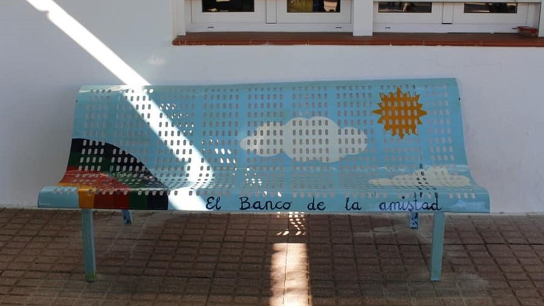 El colegio de Valdivia cuenta con "bancos de la amistad" para combatir la soledad