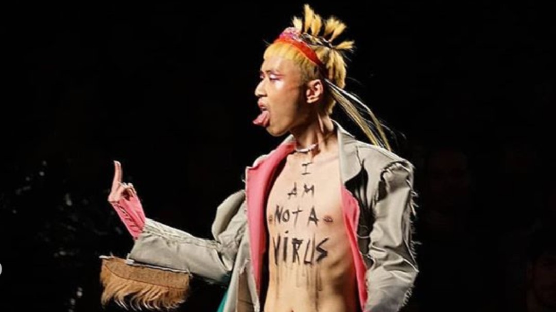 El cantante 'Putochinomaricón' desfila en la Madrid Fashion Week con un mensaje de "no soy un virus"