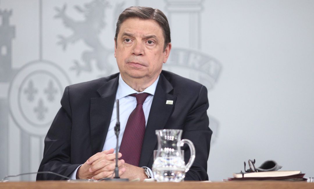 El ministro de Agricultura, Pesca y Alimentación, Luis Planas, durante la rueda de prensa ante los medios de comunicación tras el Consejo de Ministros
El ministro de Agricultura, Pesca y Alimentación, Luis Planas, durante la rueda de prensa ante los medios de comunicación tras el Consejo de Ministros