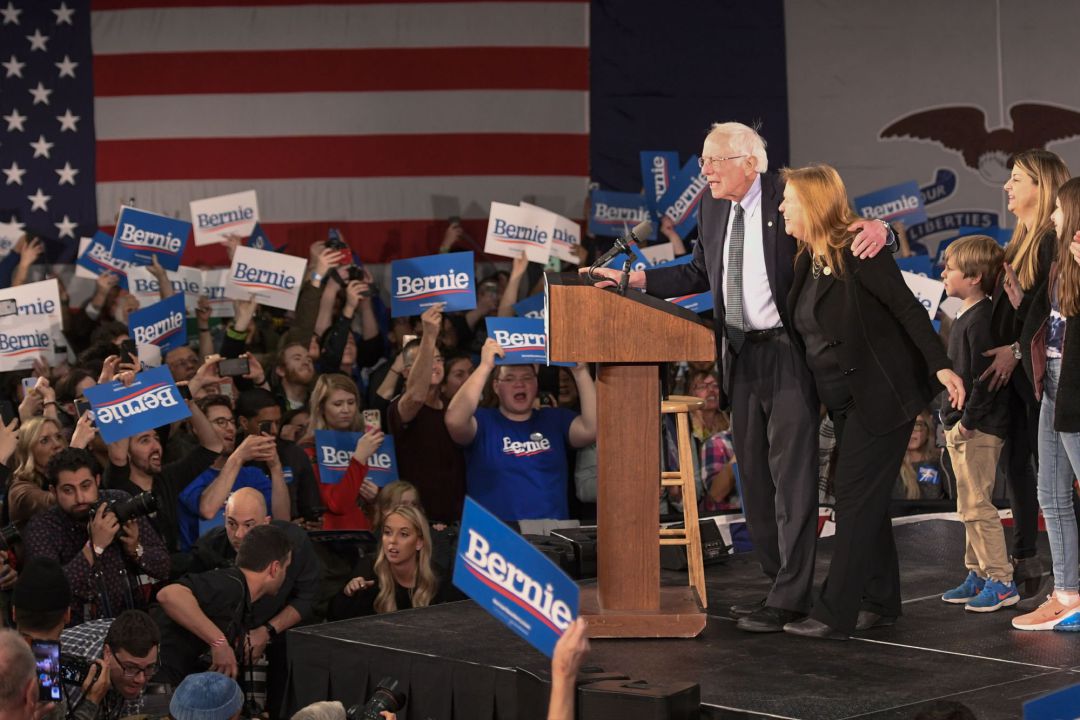 El senador de Vermont, el demócrata Bernie Sanders, sigue el recuento de datos junto a su familia en Des Moines, Iowa El senador de Vermont, el demócrata Bernie Sanders, sigue el recuento de datos junto a su familia en Des Moines, Iowa