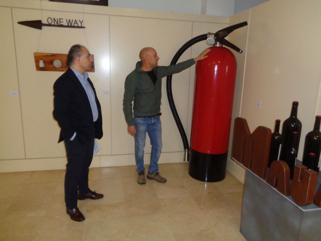 El autor de la exposición muestra al concejal de Cultura el extintor gigante fabricado con un antiguo descalcificador El autor de la exposición muestra al concejal de Cultura el extintor gigante fabricado con un antiguo descalcificador