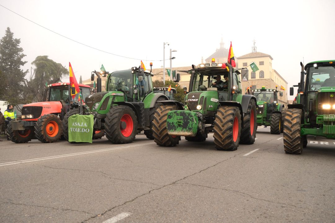Una fila de tractores avanza por las calles de Toledo, durante la manifestación de agricultores y ganaderos en Toledo. Una fila de tractores avanza por las calles de Toledo, durante la manifestación de agricultores y ganaderos en Toledo.