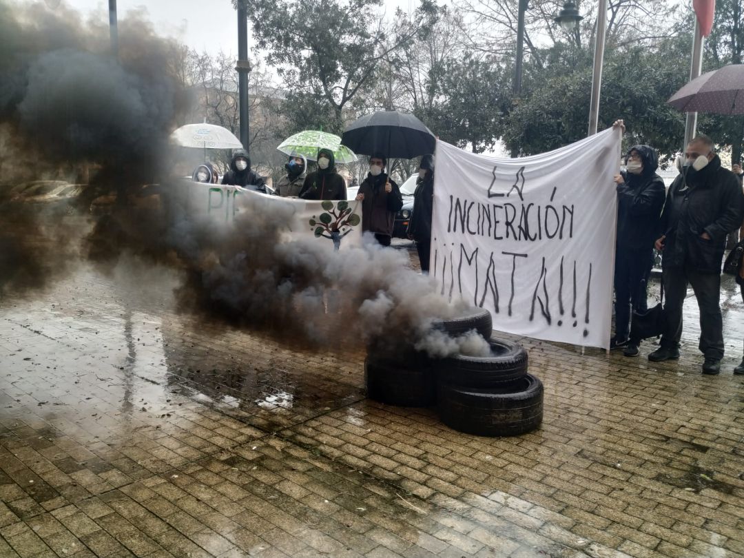 Una de las protestas de Aire Limpio frente a la delegación de la Junta en Ponferrada Una de las protestas de Aire Limpio frente a la delegación de la Junta en Ponferrada