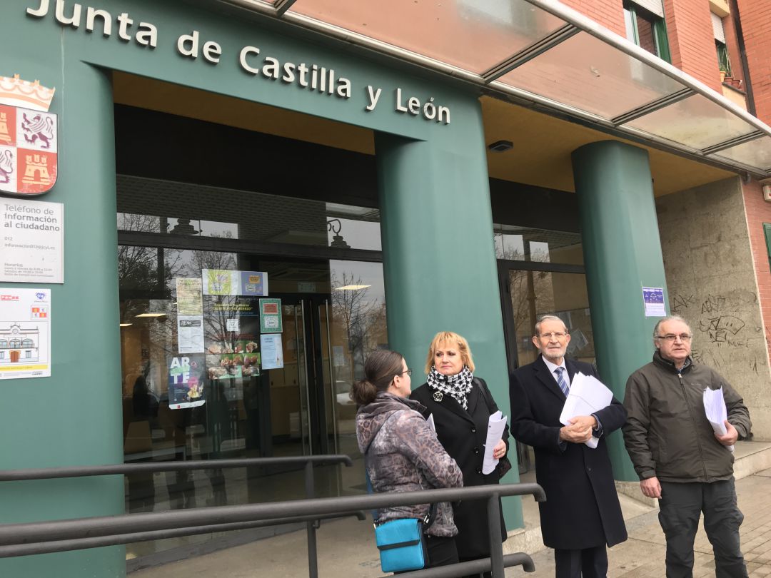 Los dirigentes del PRB ante la sede de la Junta en Ponferrada Los dirigentes del PRB ante la sede de la Junta en Ponferrada