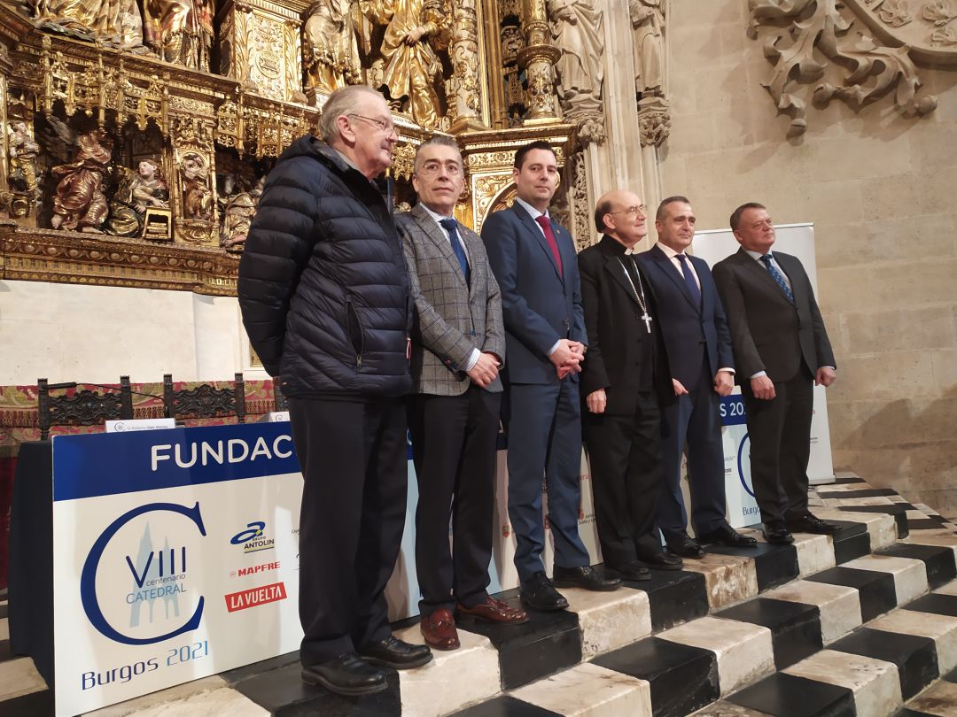 De izquieda a derecha, el dean de la Catedral, Pablo González; el delegado de la Junta en Burgos, Roberto Sáiz; el alcalde de Burgos, Daniel de la Rosa; el arzobispo, Fidel Herráez; el director de TVE, Daviod Valcarce; y el vicepresidente de la Diputación provincial, Lorenzo Rodríguez. De izquieda a derecha, el dean de la Catedral, Pablo González; el delegado de la Junta en Burgos, Roberto Sáiz; el alcalde de Burgos, Daniel de la Rosa; el arzobispo, Fidel Herráez; el director de TVE, Daviod Valcarce; y el vicepresidente de la Diputación provincial, Lorenzo Rodríguez.