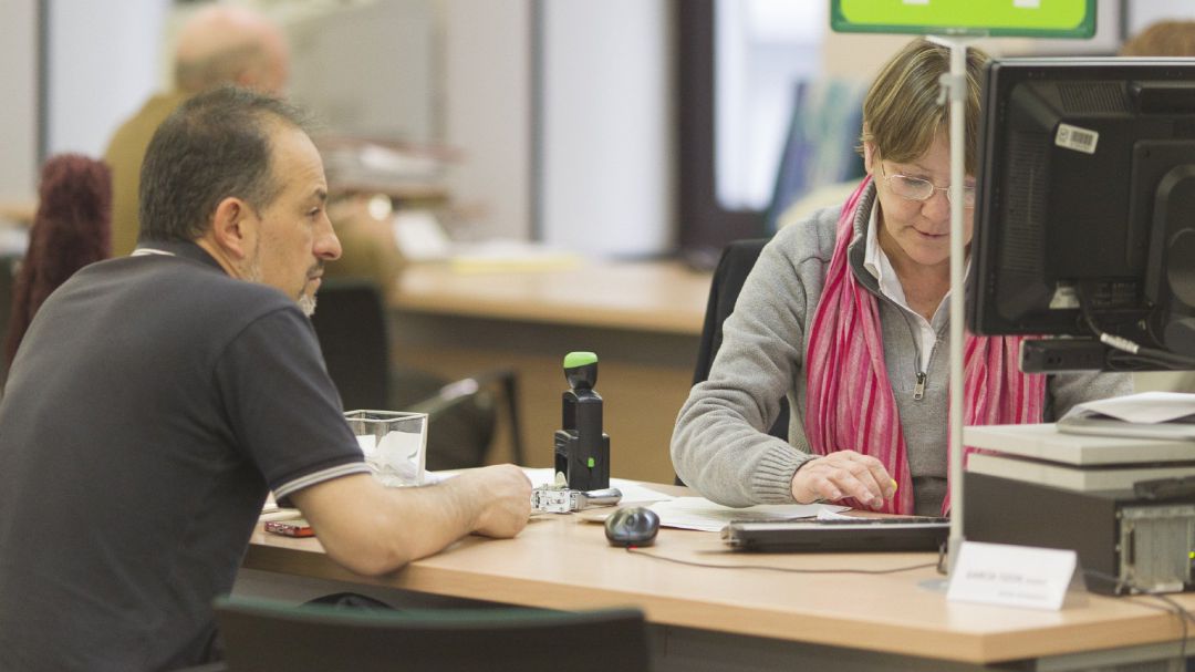 Una mujer atiende a un hombre en una oficina de empleo en una imagen de archivo. Una mujer atiende a un hombre en una oficina de empleo en una imagen de archivo.