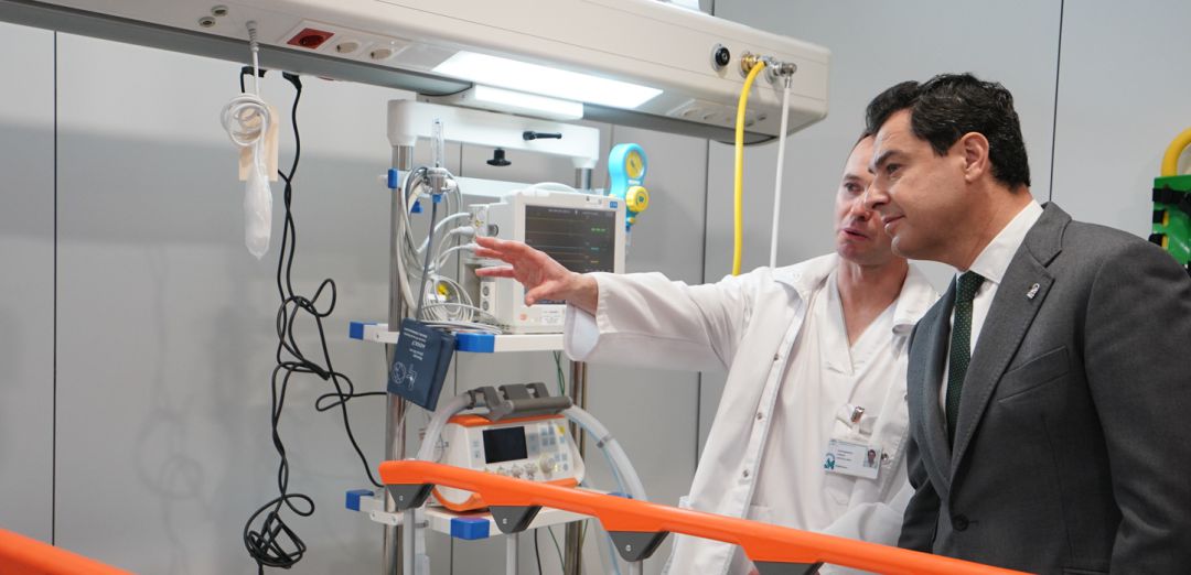 El presidente de la Junta de Andalucía, Juanma Moreno, visita el Hospital de Cazorla acompañado de un profesional sanitario. El presidente de la Junta de Andalucía, Juanma Moreno, visita el Hospital de Cazorla acompañado de un profesional sanitario.