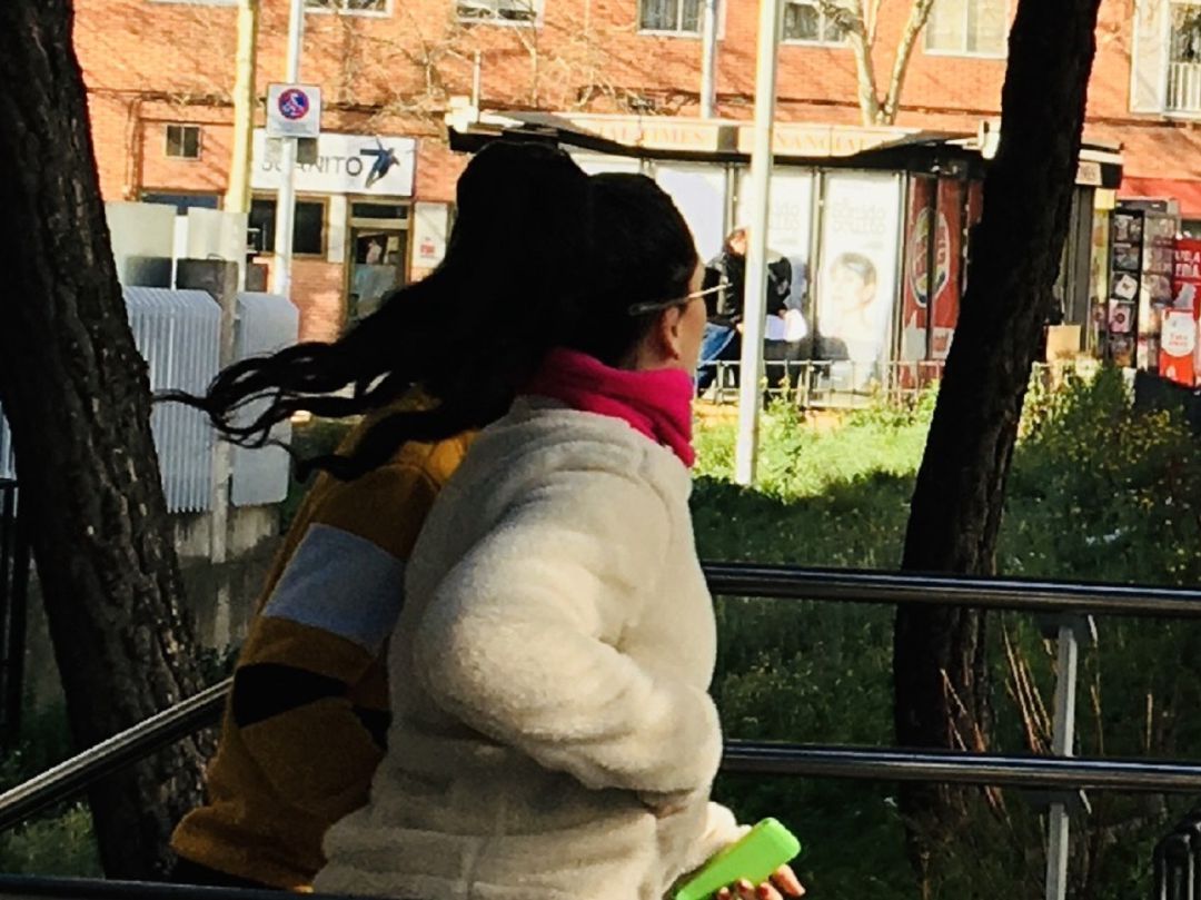 La denunciante abandona a la carrera los juzgados acompañada de un amiga. La denunciante abandona a la carrera los juzgados acompañada de un amiga.