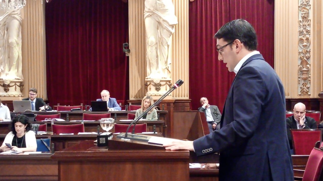 Apoyo mayoritario en el Parlament al decreto contra el turismo de excesos