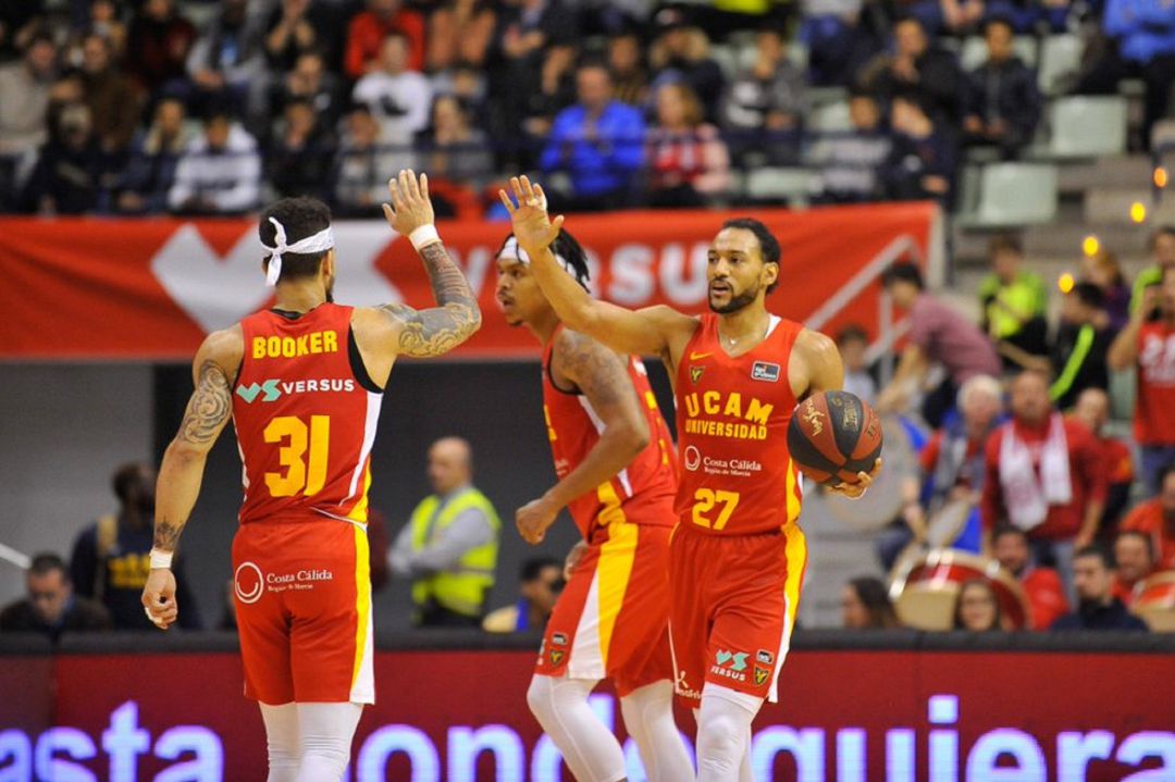 Sadiel Rojas junto a Askia Booker y Jarell Eddie Sadiel Rojas junto a Askia Booker y Jarell Eddie
