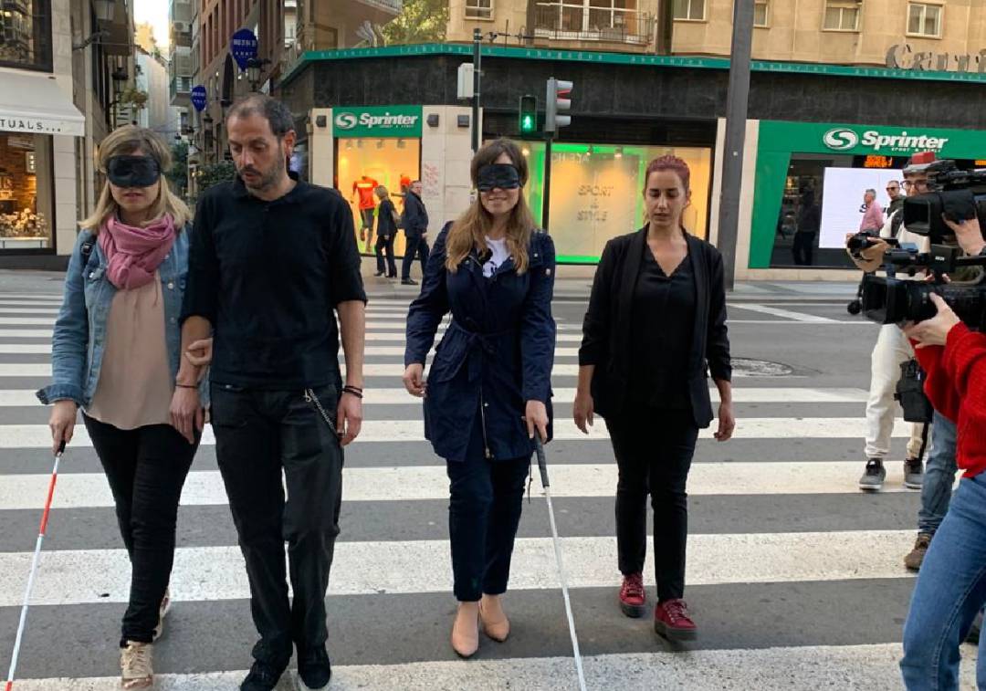 Las concejalas Paqui Pérez (izquierda) y Rebeca Pérez (derecha) con antifaz durante un recorrido por Murcia Las concejalas Paqui Pérez (izquierda) y Rebeca Pérez (derecha) con antifaz durante un recorrido por Murcia