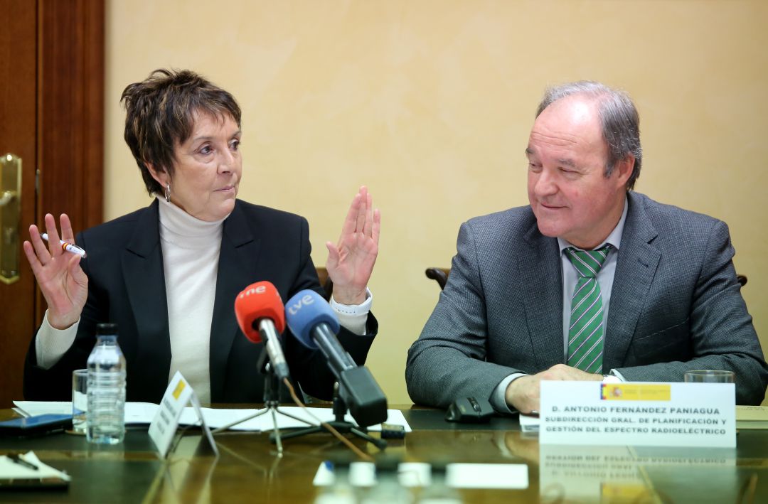 La delegada del Gobierno en Castilla y León, Mercedes Martín, y el subdirector general de Planificación y Gestión del Espectro Radioeléctrico del Ministerio de Asuntos Económicos y Transformación Digital, Antonio Fernández-Paniagua, presentan las actuaciones previstas en el Plan Técnico Nacional de la Televisión Digital Terrestre en relación con la liberalización de frecuencias del Segundo Dividendo Digital que afectan a Castilla y León La delegada del Gobierno en Castilla y León, Mercedes Martín, y el subdirector general de Planificación y Gestión del Espectro Radioeléctrico del Ministerio de Asuntos Económicos y Transformación Digital, Antonio Fernández-Paniagua, presentan las actuaciones previstas en el Plan Técnico Nacional de la Televisión Digital Terrestre en relación con la liberalización de frecuencias del Segundo Dividendo Digital que afectan a Castilla y León