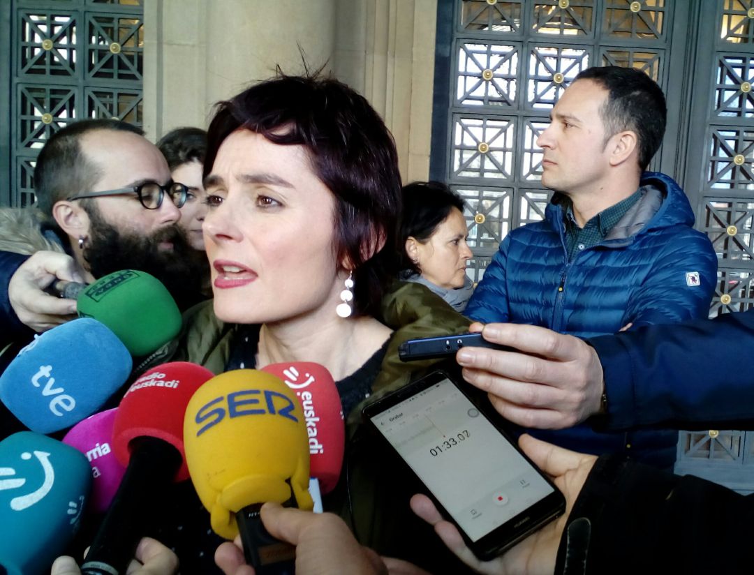 La secretaria general de LAB, Garbiñe Aranburu, atiende a los medios a la salida de su encuentro con la presidenta de Navarra, María Chivite. Detrás, en segundo plano, el secretario general de ELA, Mitxel Lakuntza. La secretaria general de LAB, Garbiñe Aranburu, atiende a los medios a la salida de su encuentro con la presidenta de Navarra, María Chivite. Detrás, en segundo plano, el secretario general de ELA, Mitxel Lakuntza.
