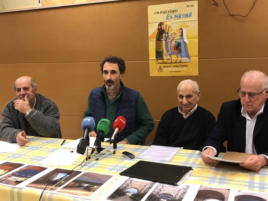 El presidente de la Asociación de Vecinos del Río de la Pila, Jesús Garay; el asesor y arquitecto Domingo de la Lastra, y los presidentes de la FECAV y de la Federación de Vecinos Ciudad de Santander y Cantabria, Ricardo Sainz y Ramón Carrancio
EUROPA PRESS
El presidente de la Asociación de Vecinos del Río de la Pila, Jesús Garay; el asesor y arquitecto Domingo de la Lastra, y los presidentes de la FECAV y de la Federación de Vecinos Ciudad de Santander y Cantabria, Ricardo Sainz y Ramón Carrancio
EUROPA PRESS