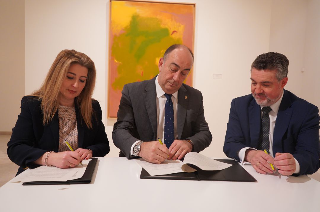 La directora corporativa de la Territorial de Bankia en Castilla y León, Lola Peñas; el presidente del Museo de Arte Contemporáneo Esteban Vicente, Miguel Ángel de Vicente; y el director de zona Segovia Centro-Sur de Bankia, José Gabriel García Encinar. La directora corporativa de la Territorial de Bankia en Castilla y León, Lola Peñas; el presidente del Museo de Arte Contemporáneo Esteban Vicente, Miguel Ángel de Vicente; y el director de zona Segovia Centro-Sur de Bankia, José Gabriel García Encinar.