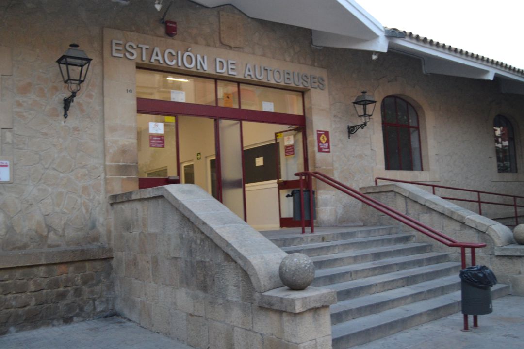 Fachada principal de la estación de autobuses de Úbeda Fachada principal de la estación de autobuses de Úbeda