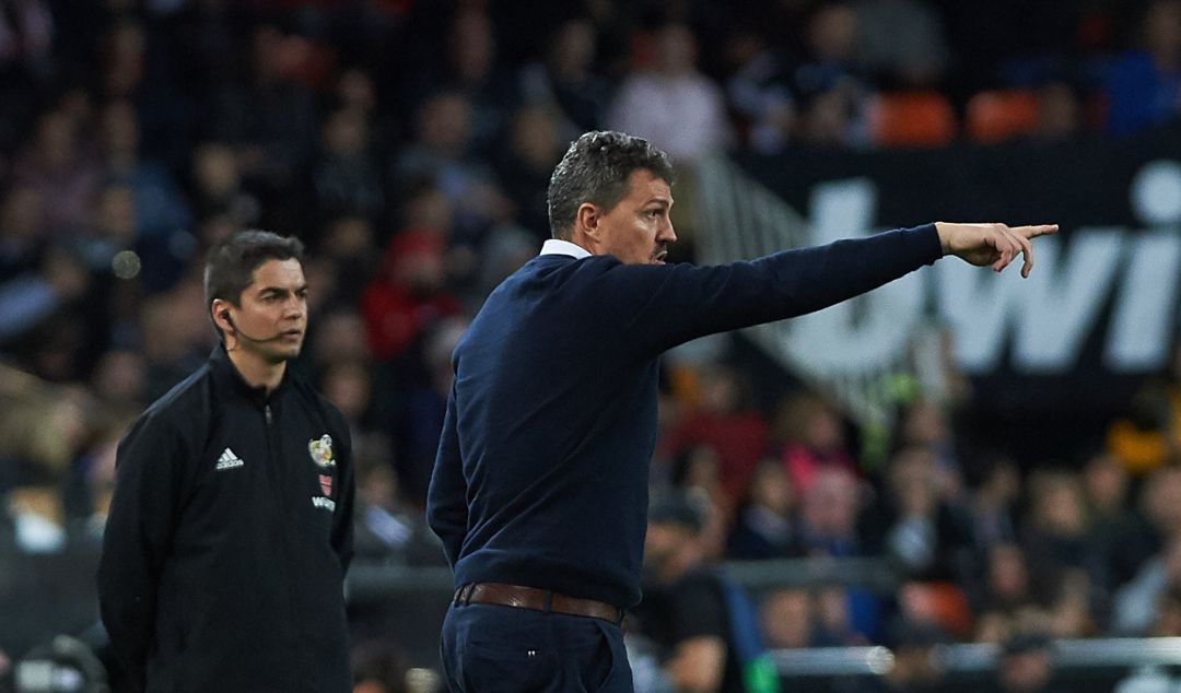 El entrenador del Celta dando órdenes en Mestalla El entrenador del Celta dando órdenes en Mestalla