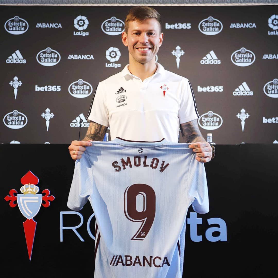 Fedor Smolov posando con su camiseta Fedor Smolov posando con su camiseta