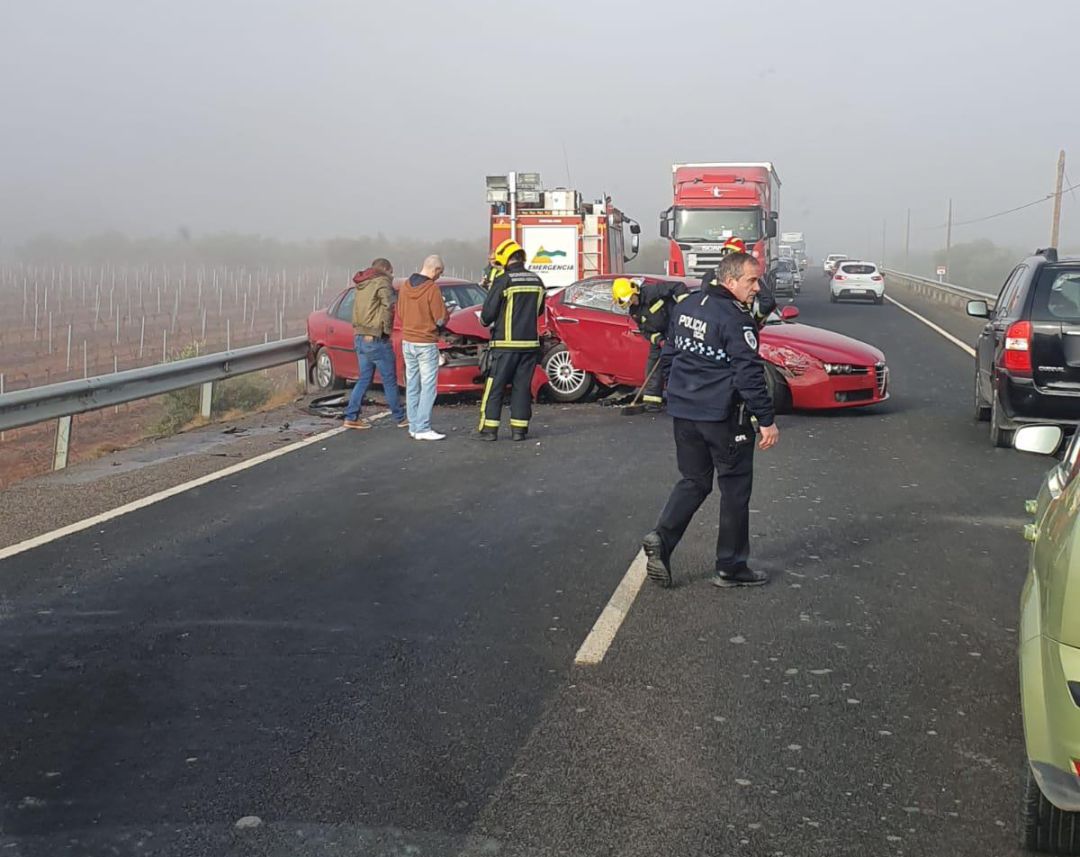 Imagen de la colisión entre dos turismos, en la CM-412, a la altura del término municipal de Valdepeñas (Ciudad Real), en la mañana de este martes Imagen de la colisión entre dos turismos, en la CM-412, a la altura del término municipal de Valdepeñas (Ciudad Real), en la mañana de este martes