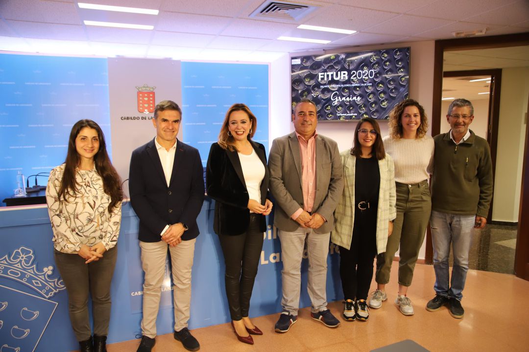 La presidenta del Cabildo de Lanzarote, María Dolores Corujo, el consejero de Promoción Turística, Ángel Vázquez, y el consejero delegado de la SPEL, Hector Fernández, junto a miembros de la expedición lanzaroteña que acudió a Fitur 2020. La presidenta del Cabildo de Lanzarote, María Dolores Corujo, el consejero de Promoción Turística, Ángel Vázquez, y el consejero delegado de la SPEL, Hector Fernández, junto a miembros de la expedición lanzaroteña que acudió a Fitur 2020.