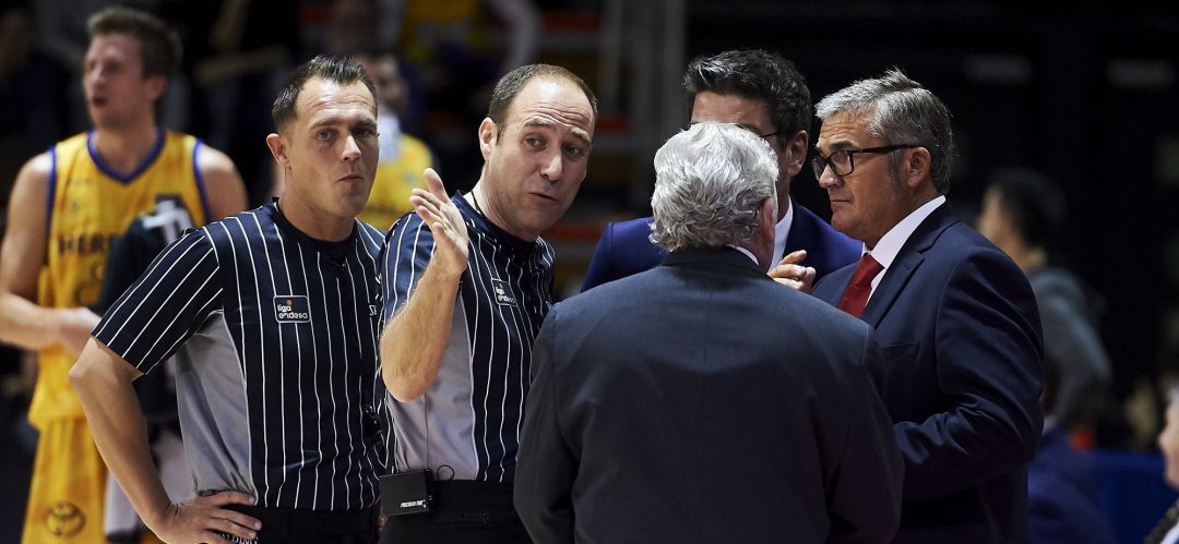 Paco García (d) charla con los arbitros tras la suspensión del partido ante Herbalife Gran Canaria en el 'Fernando Martín' Paco García (d) charla con los arbitros tras la suspensión del partido ante Herbalife Gran Canaria en el 'Fernando Martín'