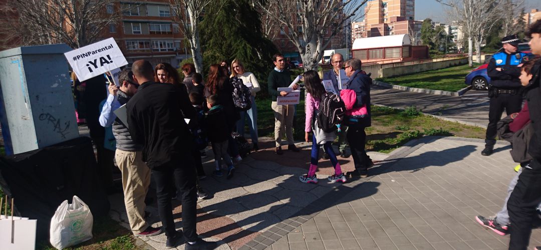 Los representantes de HazteOir difundiendo sus folletos sobre el pin parental en Leganés Los representantes de HazteOir difundiendo sus folletos sobre el pin parental en Leganés