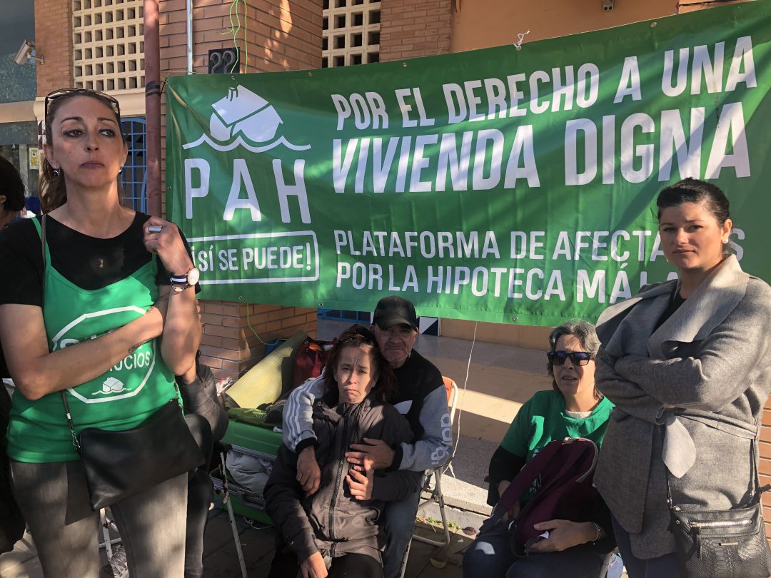 Personas apostadas a las puertas del Instituto Municipal de la Vivienda de Málaga para protestar por la falta de vivienda. Todas tienen la comunicación del ayuntamiento de que reúnen los requisitos para acceder a la ayuda al alquiler Personas apostadas a las puertas del Instituto Municipal de la Vivienda de Málaga para protestar por la falta de vivienda. Todas tienen la comunicación del ayuntamiento de que reúnen los requisitos para acceder a la ayuda al alquiler