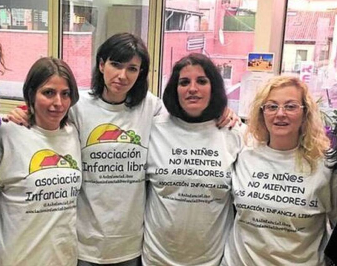La presidenta de Infancia Libre, junto a otras mujeres de la asociación, en una foto de archivo La presidenta de Infancia Libre, junto a otras mujeres de la asociación, en una foto de archivo