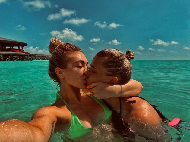 April Hunter junto a su novia April Hunter junto a su novia