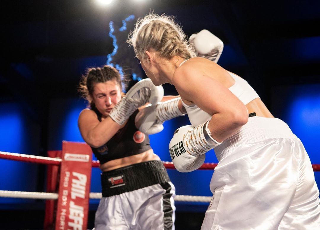 April Hunter, en pleno combate April Hunter, en pleno combate