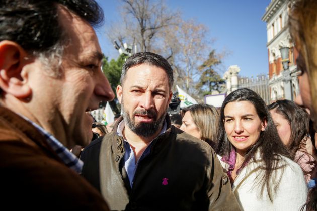 El presidente de VOX, Santiago Abascal (centro) y la portavoz de VOX en la Asamblea de Madrid, Rocío Monasterio (dech), asisten a la manifestación de agricultores y ganaderos El presidente de VOX, Santiago Abascal (centro) y la portavoz de VOX en la Asamblea de Madrid, Rocío Monasterio (dech), asisten a la manifestación de agricultores y ganaderos