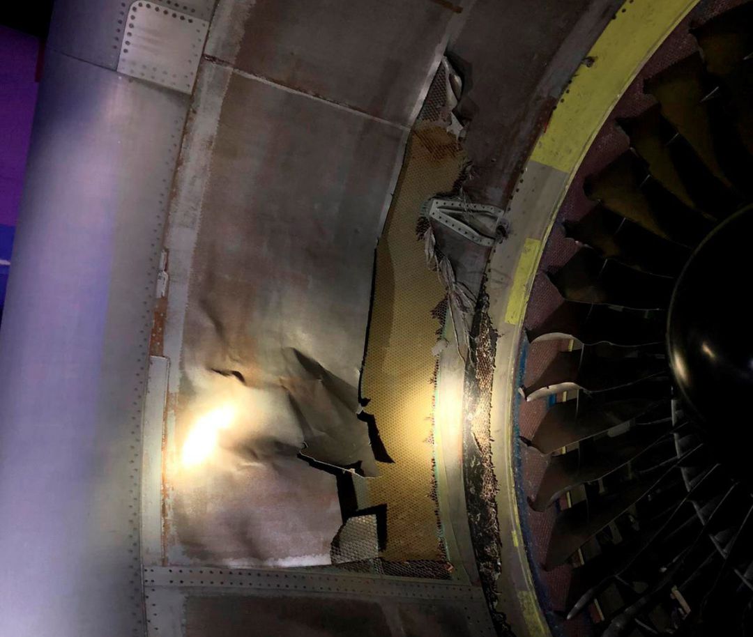 Fotografía cedida que muestra un detalle de los daños en el motor izquierdo del avión Boeing 767-300 de Air Canada tras haber aterrizado con éxito este lunes en el Aeropuerto Adolfo Suárez Madrid-Barajas Fotografía cedida que muestra un detalle de los daños en el motor izquierdo del avión Boeing 767-300 de Air Canada tras haber aterrizado con éxito este lunes en el Aeropuerto Adolfo Suárez Madrid-Barajas