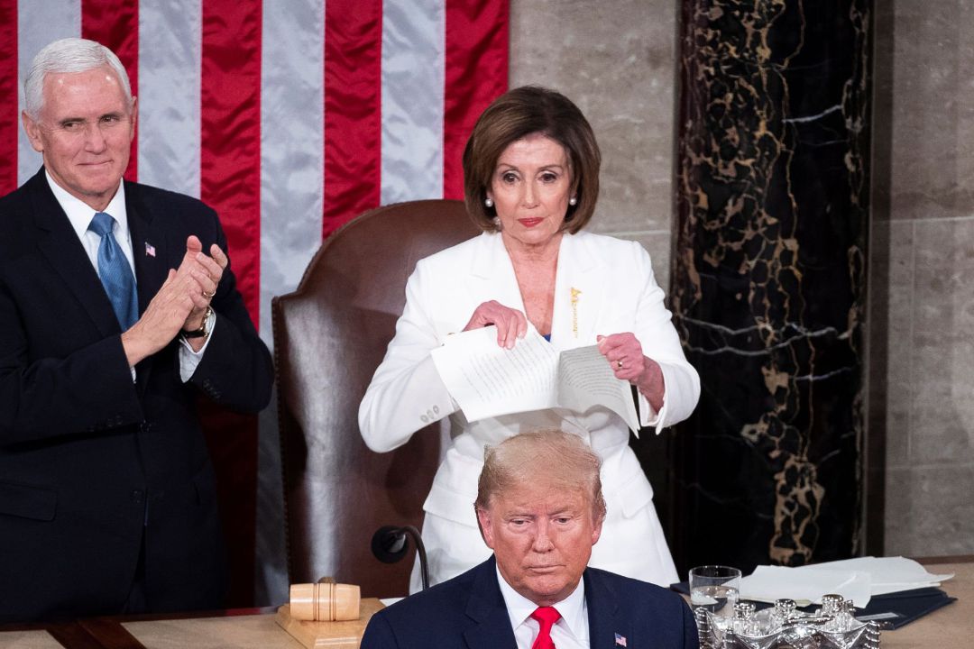La congresista demócrata Nancy Pelosi (atrás) rompe este martes una copia del discurso sobre el Estado de la Unión. La congresista demócrata Nancy Pelosi (atrás) rompe este martes una copia del discurso sobre el Estado de la Unión.