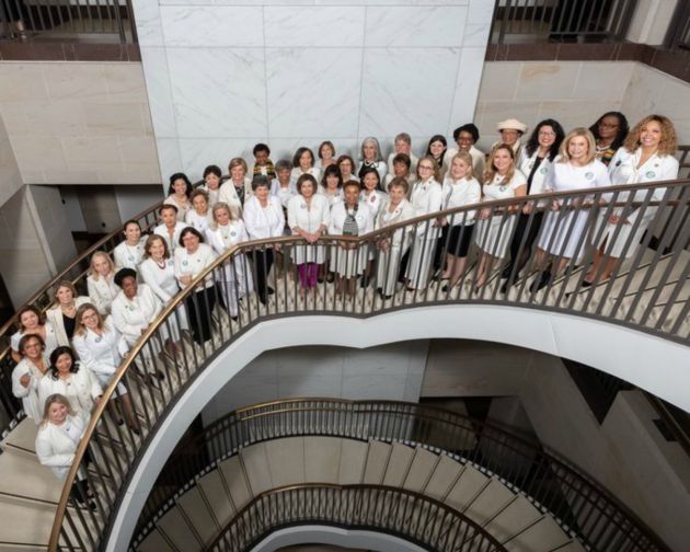 Las demócratas, de blanco, en favor de la igualdad. Las demócratas, de blanco, en favor de la igualdad.