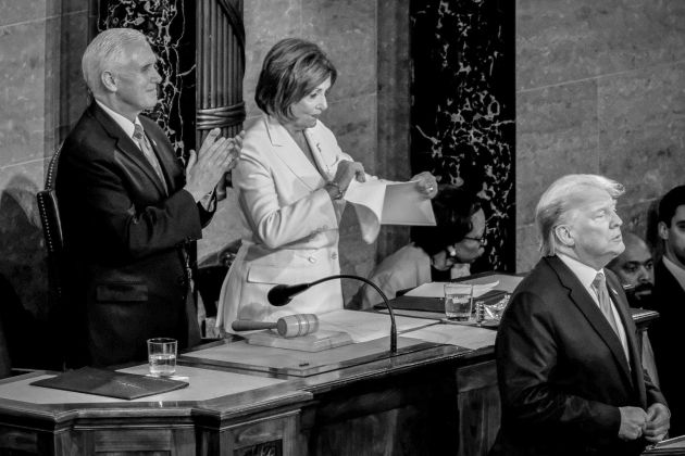 El momento en el que Nancy Pelosi rompe el discurso de Trump. El momento en el que Nancy Pelosi rompe el discurso de Trump.
