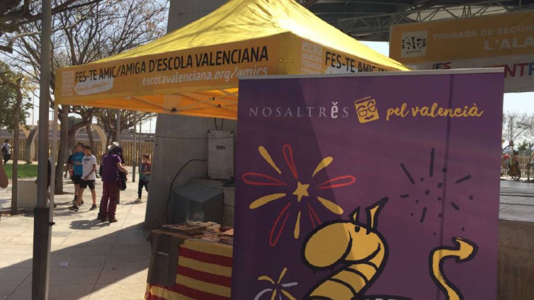 Escola Valenciana, preocupada por el acoso al valenciano en las comarcas del sur de Alicante
