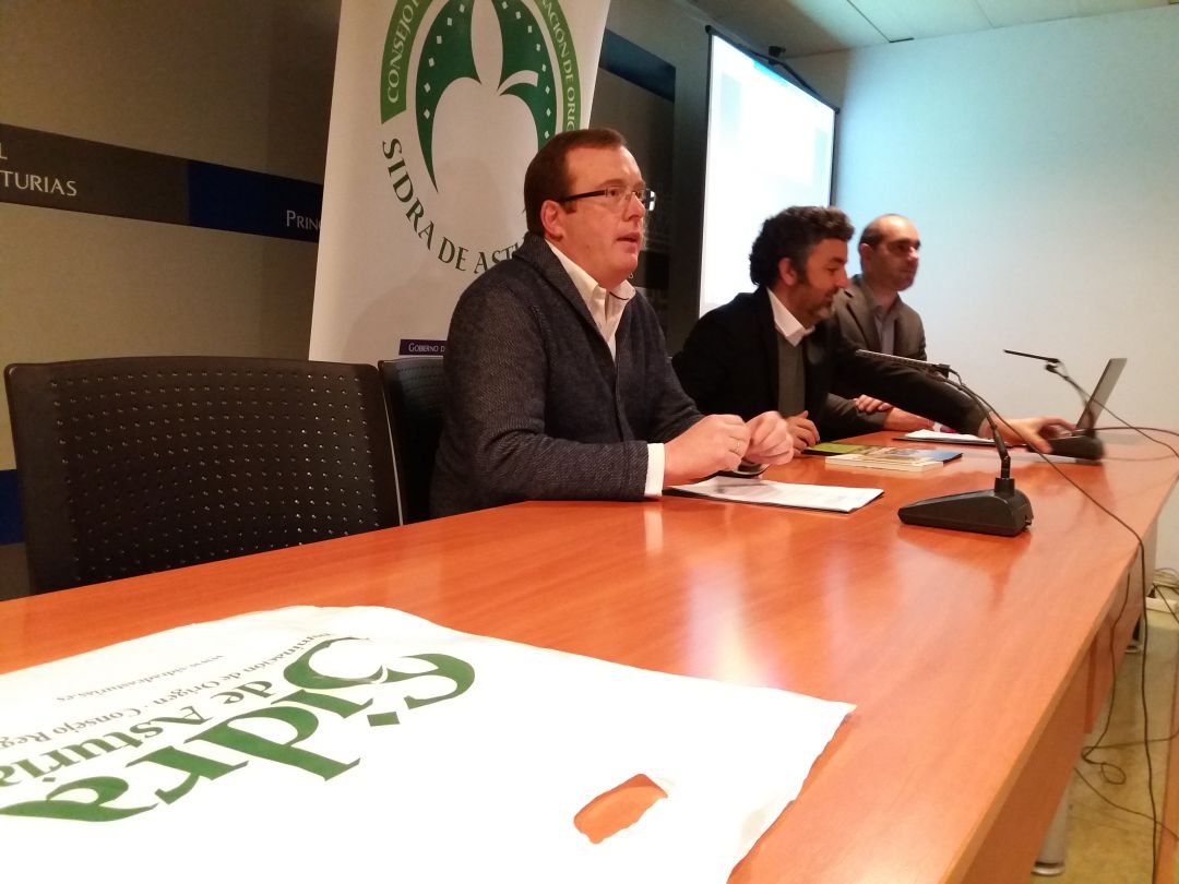 Presentación de los datos de la DOP Sidra de Asturias con presencia de miembros del Consejo Regulador. Tino Cortina (presidente consejo) , Alejandro Calvo (consejero) y Daniel Ruiz (gerente consejo) Presentación de los datos de la DOP Sidra de Asturias con presencia de miembros del Consejo Regulador. Tino Cortina (presidente consejo) , Alejandro Calvo (consejero) y Daniel Ruiz (gerente consejo)