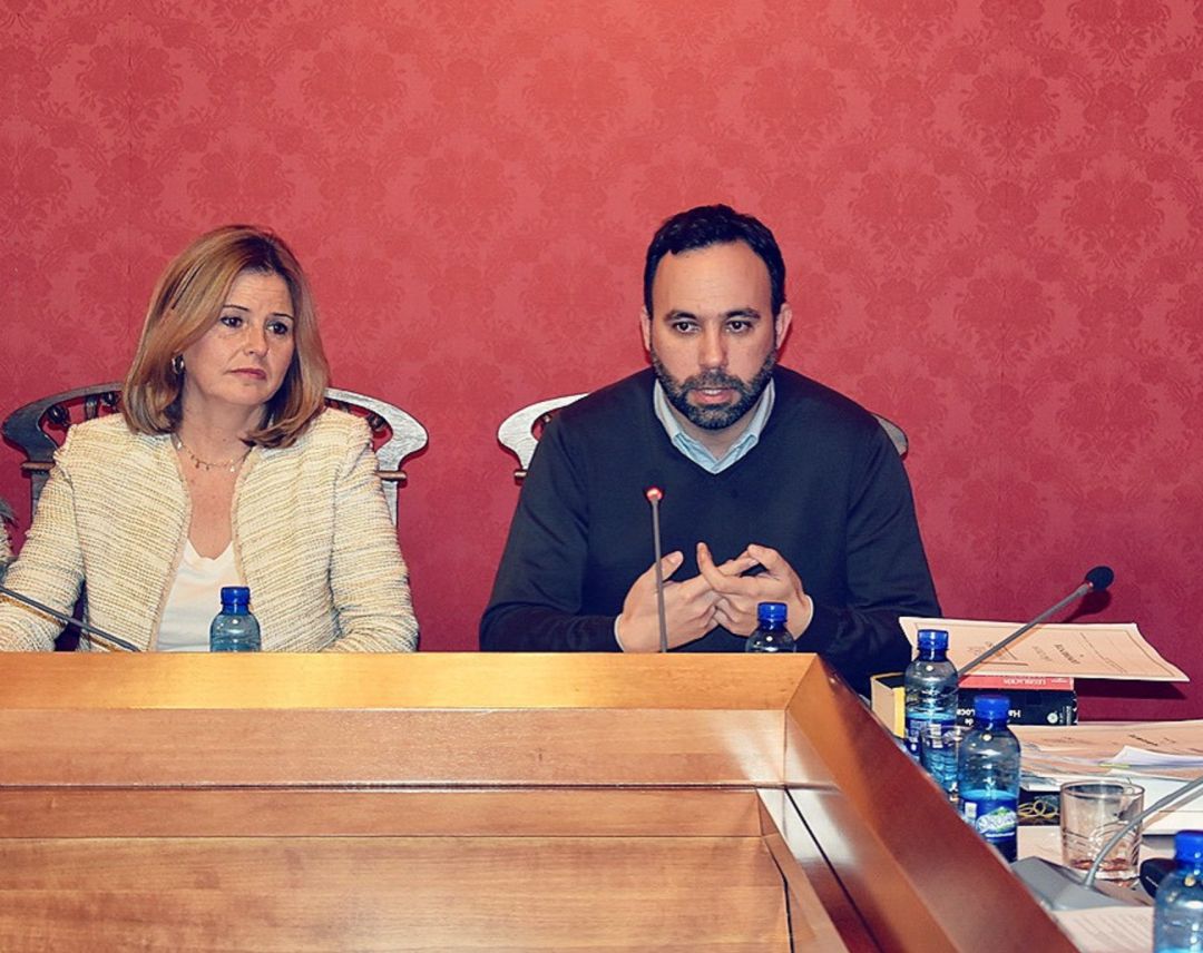 El portavoz del PP de Tomelloso, Javier Navarro y la concejala, Cortes Valentín durante un pleno El portavoz del PP de Tomelloso, Javier Navarro y la concejala, Cortes Valentín durante un pleno