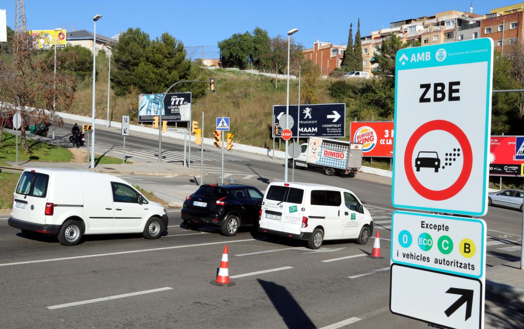 Señal de la Zona de Bajas Emisiones a la salida de una ronda de Barcelona Señal de la Zona de Bajas Emisiones a la salida de una ronda de Barcelona